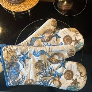 Brand new oven mits